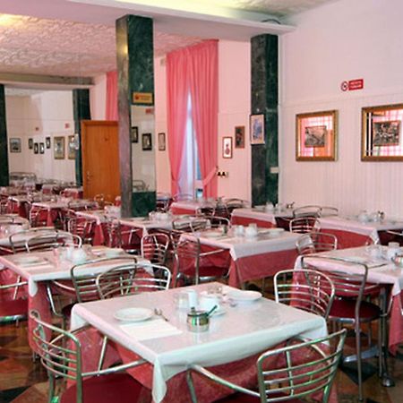 Hotel Parigi Римини Экстерьер фото