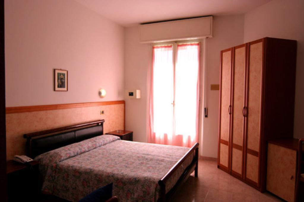 Hotel Parigi Римини Экстерьер фото