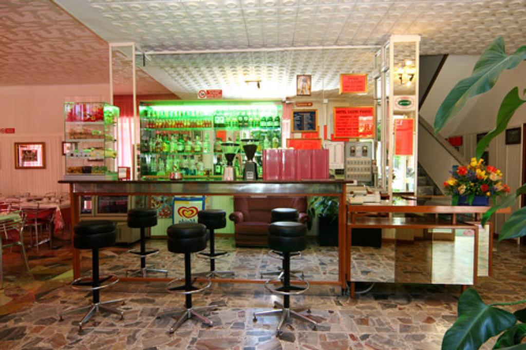 Hotel Parigi Римини Экстерьер фото