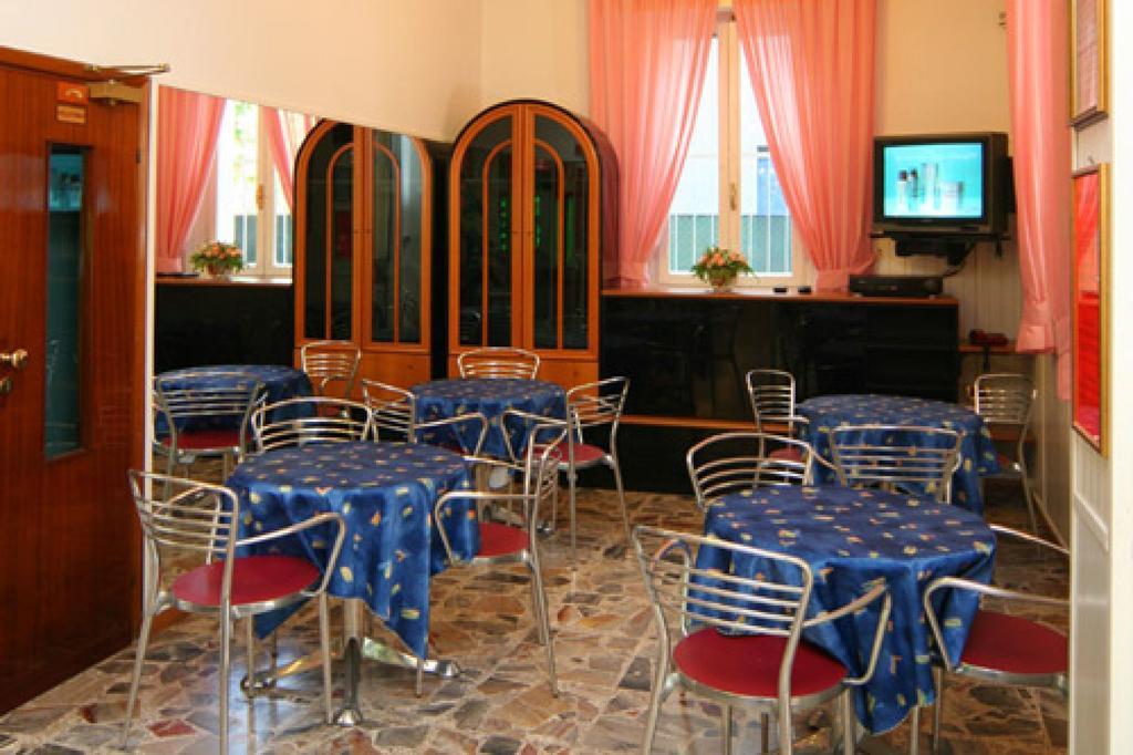 Hotel Parigi Римини Экстерьер фото