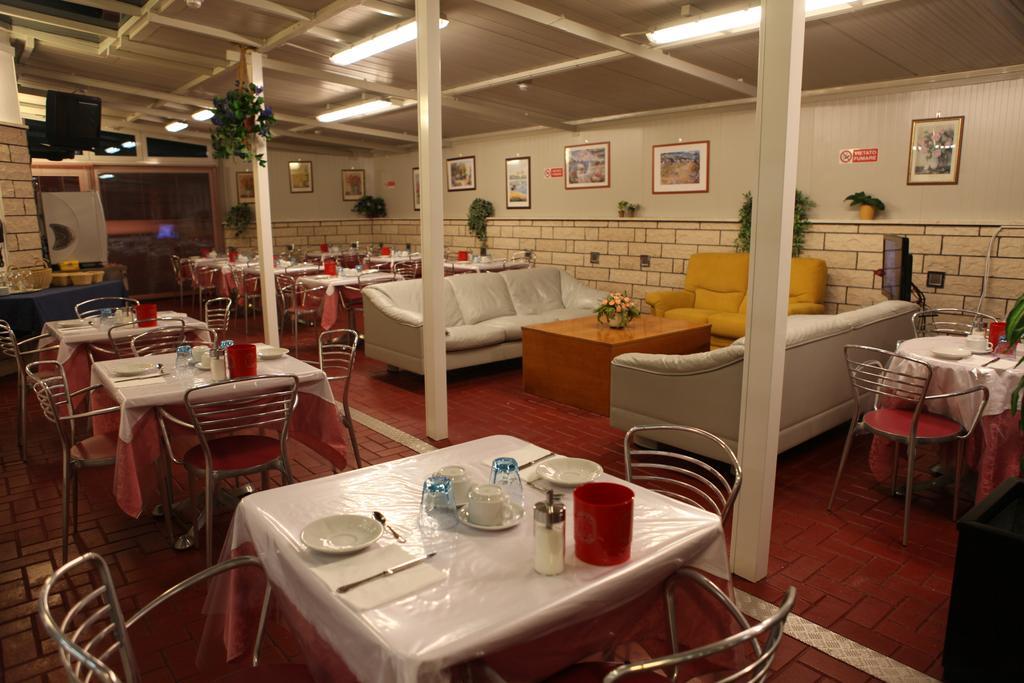 Hotel Parigi Римини Экстерьер фото
